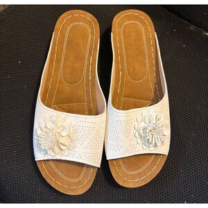 Women's Flower Slip On Wedge Sandal White Cream NWOB Size 10.5 42 Comfort Arch